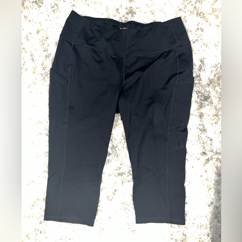 Black active leggings